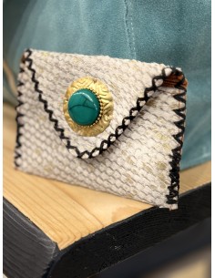 Pochette cuir beige bouton vert